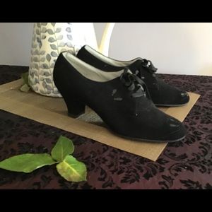 CLASSIC VINTAGE UNUSED LACEUP HEELS